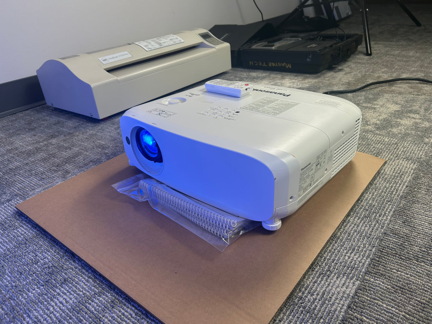 Panasonic PT-VZ580 5000-Lumen WUXGA 3LCD Projector 133 Hours