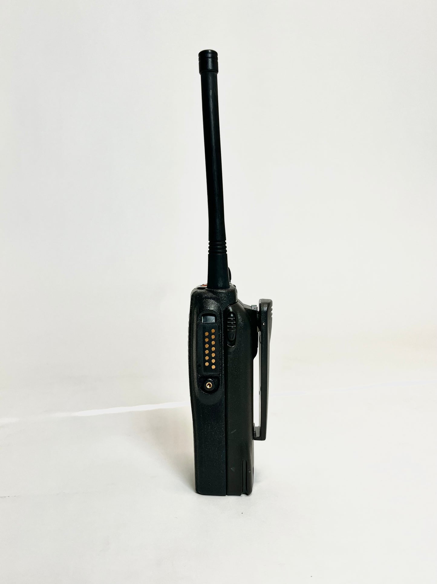 Motorola HT1250 136-174 MHz VHF Two Way Radio, Charger, Lapel Mic AAH25KDF9AA5AN