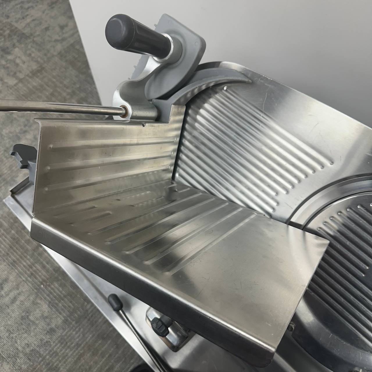 Hobart 2712 12" Automatic Meat Slicer – 1/2 HP, 120V – (No Sharpener)