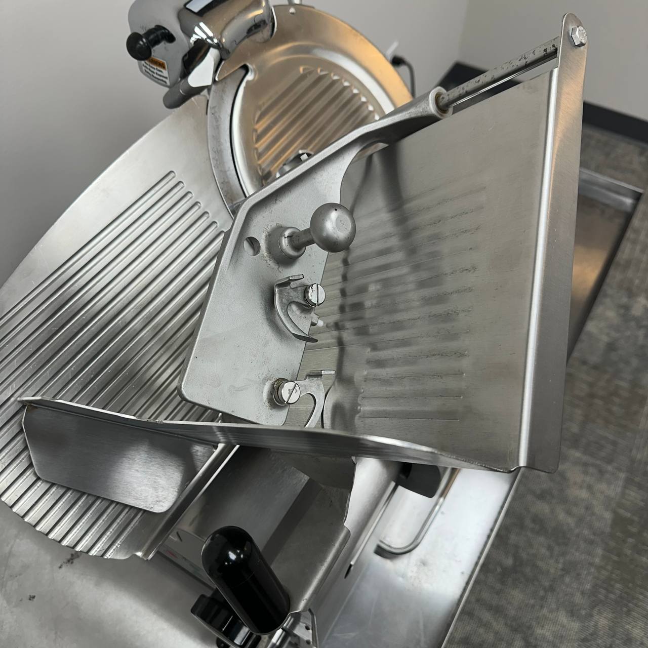 Globe 3850 Heavy-Duty Commercial Automatic/Manual Meat & Cheese Slicer