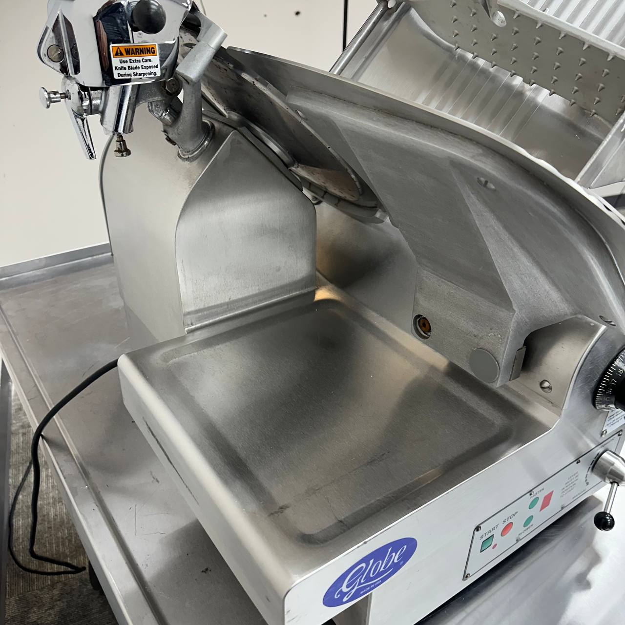 Globe 3850 Heavy-Duty Commercial Automatic/Manual Meat & Cheese Slicer